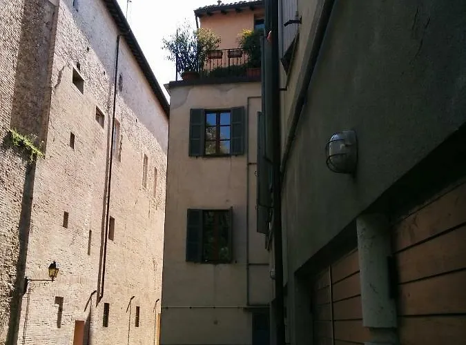Honey House Daire Parma